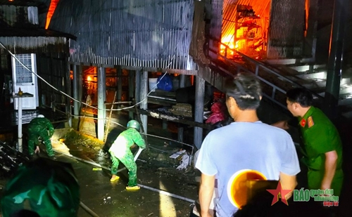 Bộ đội Biên phòng tỉnh Cà Mau tham gia chữa cháy giúp nhân dân

